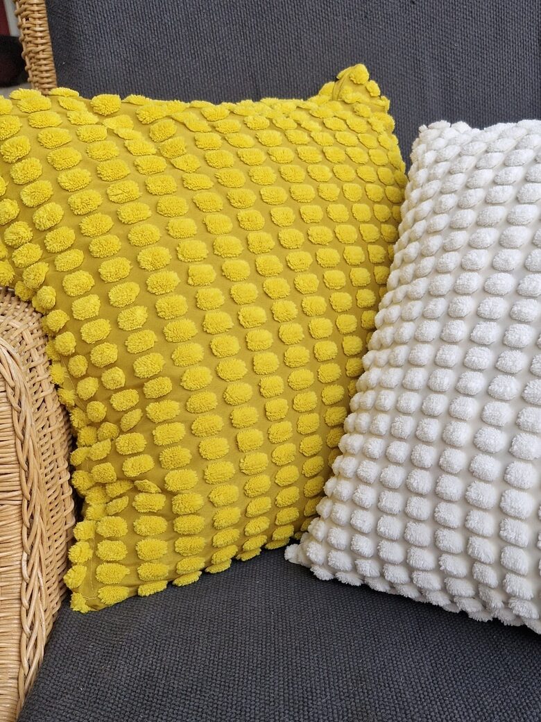 Spilvens dzeltens, pūkains